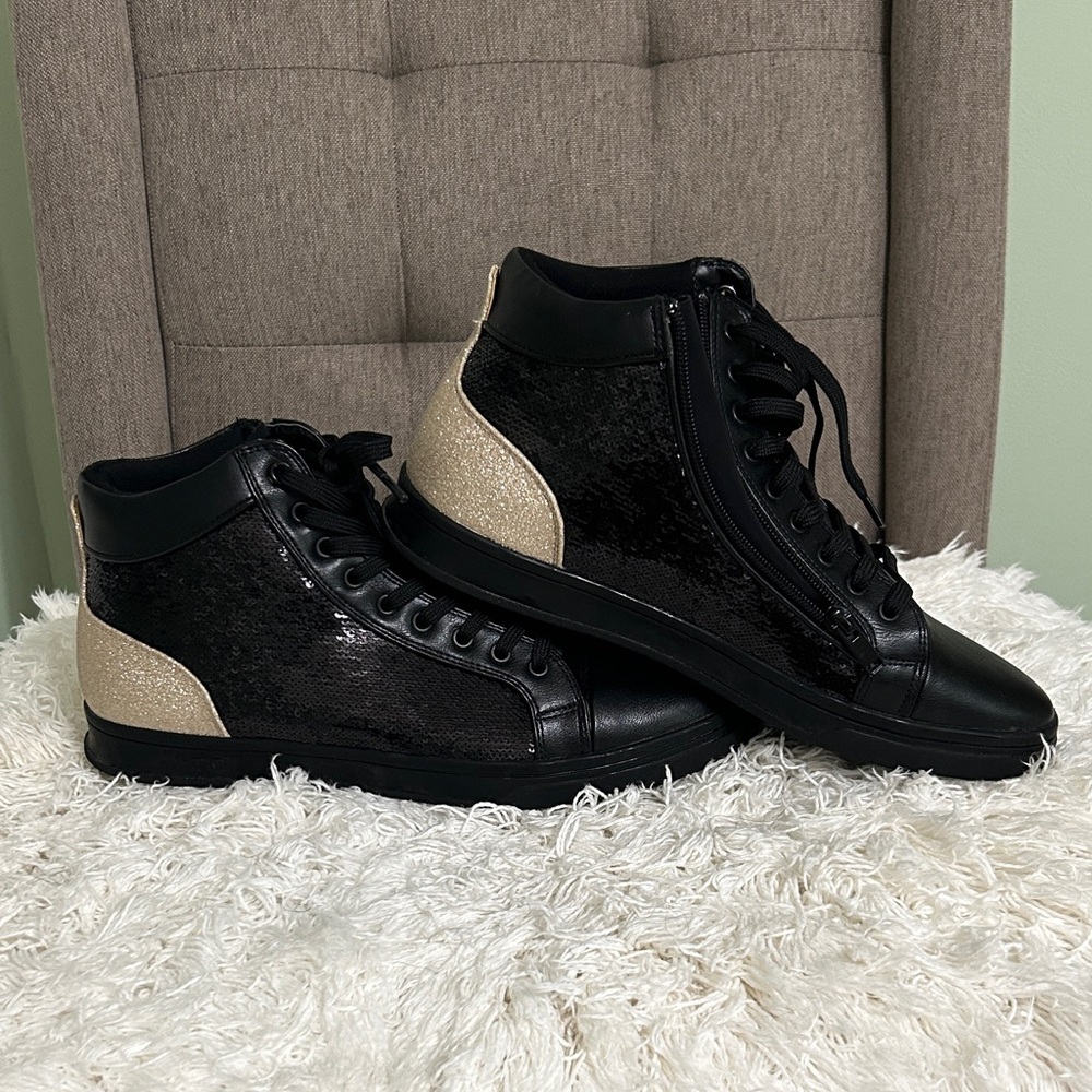 💯👞NWOT Black and Gold Athletic Shoes